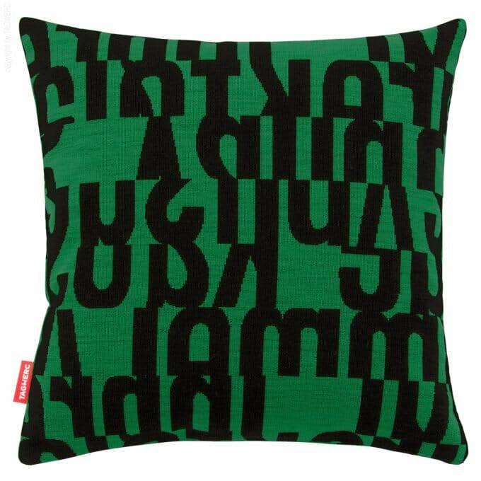 Das Kissen von TAGWERC mit dem Letters Muster in schwarz und Emerald von Designer Gunnar Aagaard Andersen.