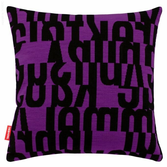 Das Kissen von TAGWERC mit dem Letters Muster in schwarz und violet von Designer Gunnar Aagaard Andersen.