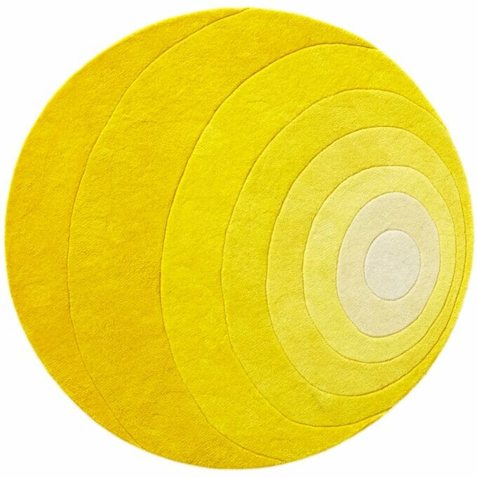 Der Teppich Luna Rug in gelb von Designer Verner Panton entworfen. Der Teppich wird heute von Verpan aus Dänemark hergestellt.